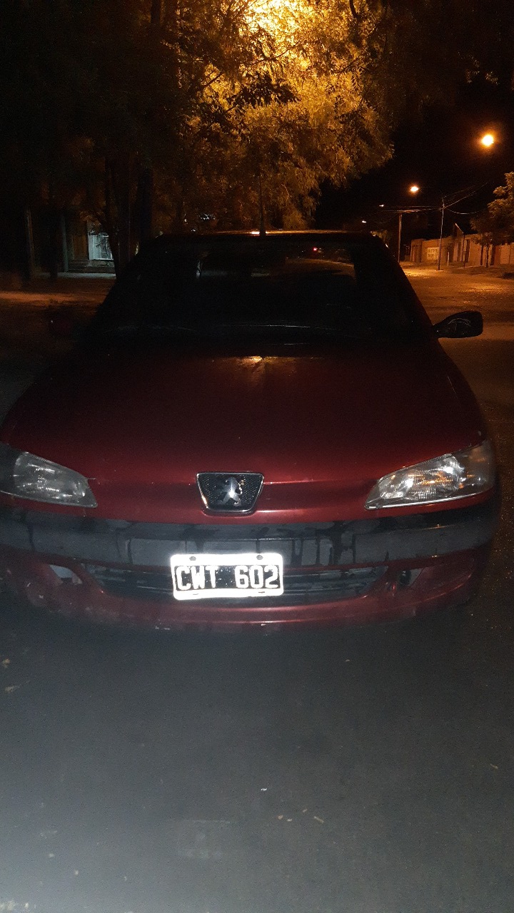 El Peugeot 306 estaba estacionado en calle Maipú, entre Villegas y San Martín. (Foto gentileza)