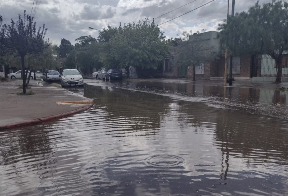 Calles anegadas en el centro de la ciudad.  Foto: Centenario Digital