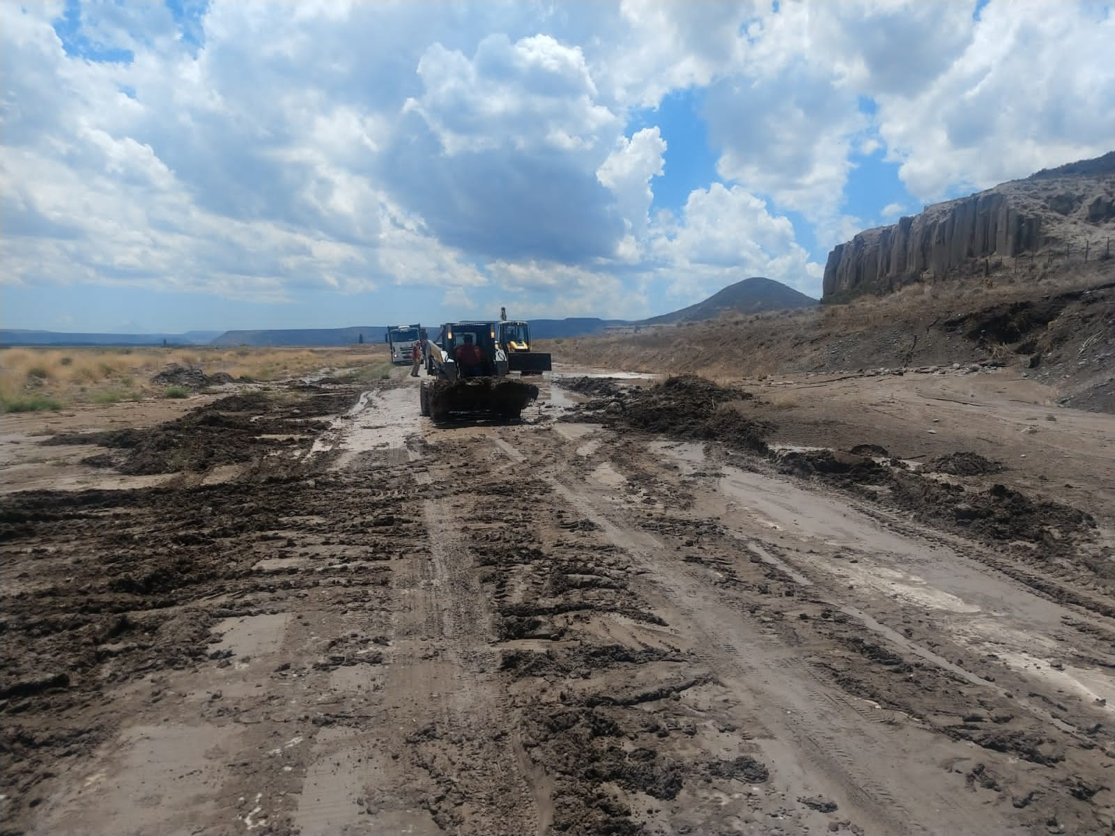 Equipos de Vialidad Nacional removieron los restos de barro y piedras de la ruta. Foto: Prensa Vialidad Nacional. 