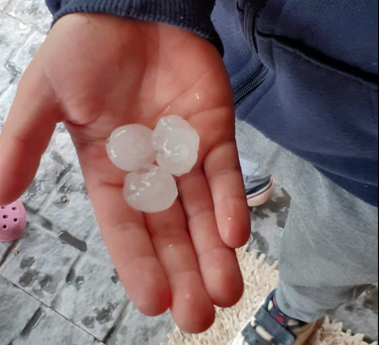 Al mediodía cayó granizo en la zona de China Muerta. El más grande fue con tormenta sin lluvia. (Gentileza).-