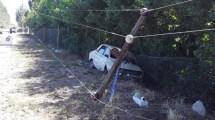 Imagen de Un auto chocó contra un poste y se cortó la electricidad en cinco barrios de Roca