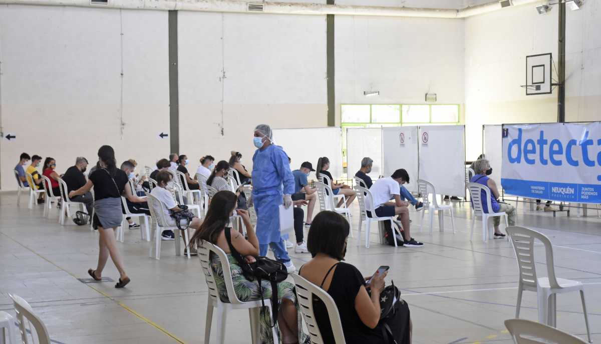 Las demoras para realizar los hisopados se multiplicaron junto con la demanda en Neuquén. Foto: Florencia Salto. 