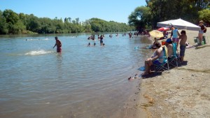 Balneario de Huergo tiene aguas aptas para el uso recreativo