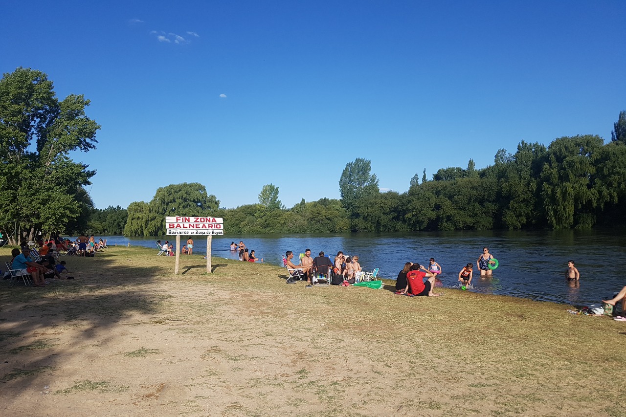 Las aguas del río Negro son aptas para el uso recreativo en el balneario de Huergo. (Foto Néstor Salas)