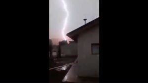 Video: «Cerquita, cerquita», un vecino logró registrar la caída de un rayo en Junín de los Andes