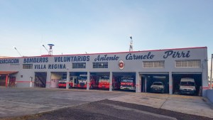 Incendio en un conventillo dejó a un inquilino y un bombero con lesiones