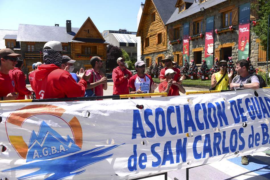 Guardavidas se movilizaron este martes hasta la Municipalidad de Bariloche para manifestarse en contra de los cambios aplicados por la gestión del intendente Gennuso. (Foto Alfredo Leiva)