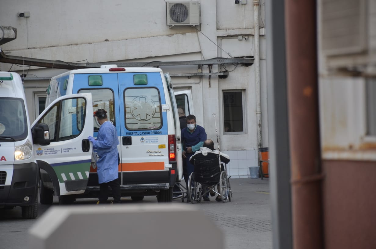 La víctima llegó derivada desde el hospital Natalio Burd de Centenario. Foto archivo.