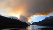 Imagen de Incendio en lago Martin y Steffen: el humo afecta la operatividad de los aviones