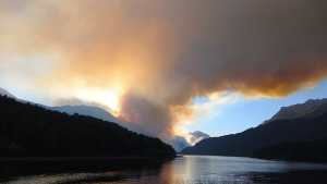 Incendio en lago Martin y Steffen: el humo afecta la operatividad de los aviones