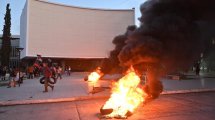 Imagen de Siete detenidos, un diputado herido y daños tras las protestas por la minería en Chubut