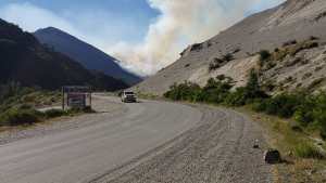 Así se ve la columna de humo del incendio desde la ruta 40, en Río Villegas