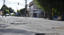 Imagen de Iniciaron un plan de bacheo y mantenimiento de banquinas de calles de Regina