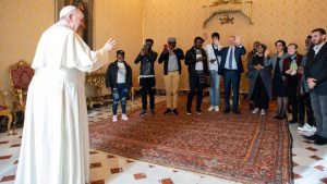 El papa Francisco festejó su 85° cumpleaños con refugiados de Asia y África