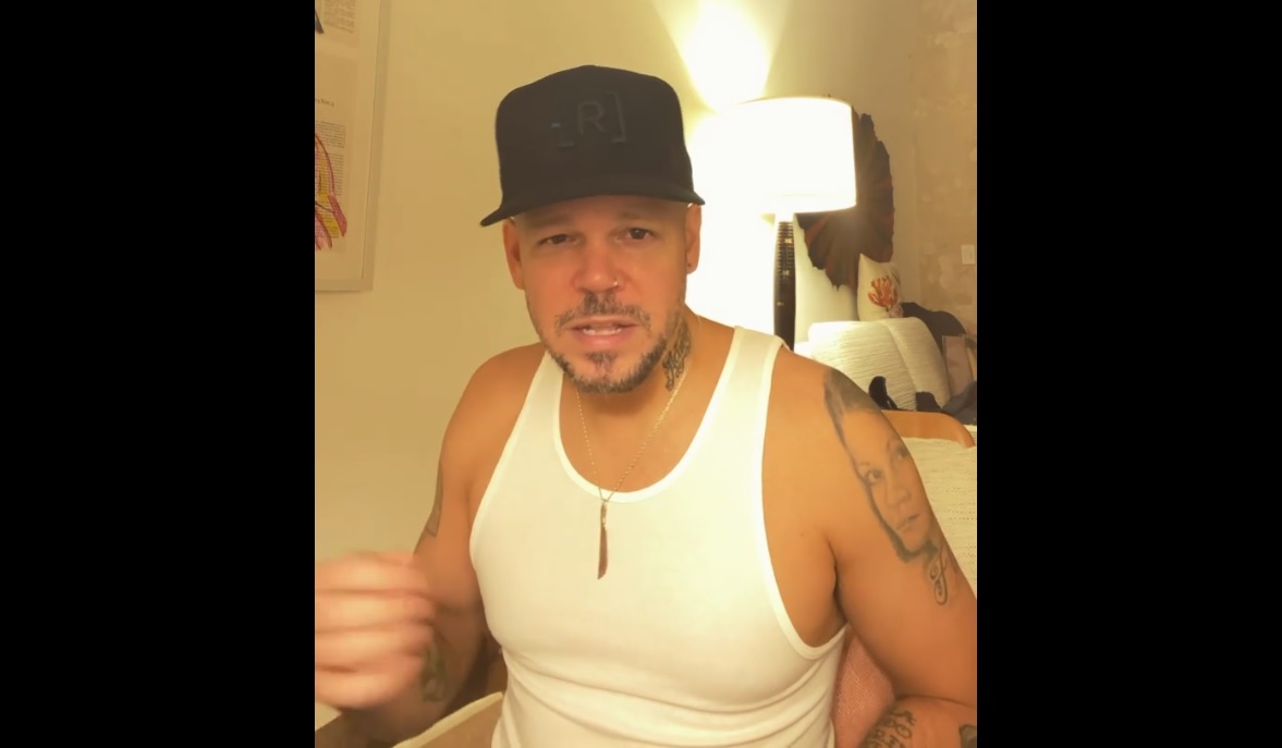 El rapero puertorriqueño se sumo a otros artistas para apoyar a Boric. 