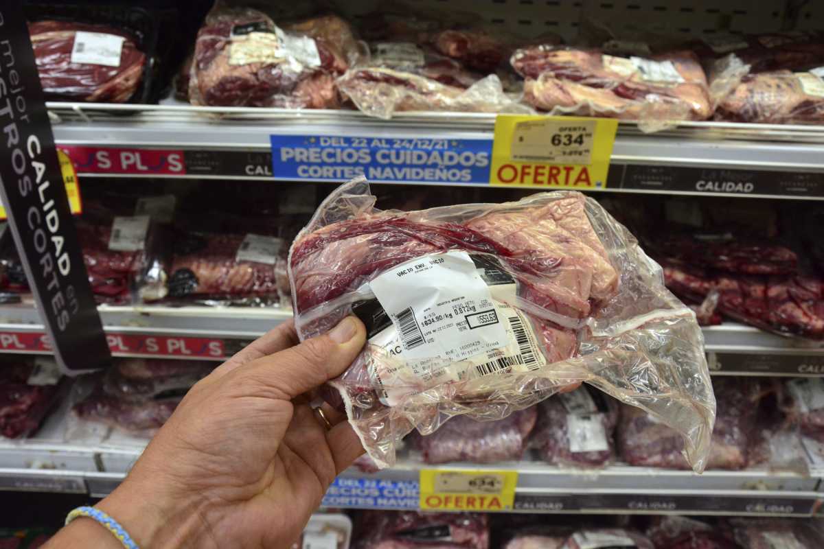 Llegaron los cortes económicos de carne que acordó el gobierno con los súper. Foto: Marcelo Ochoa