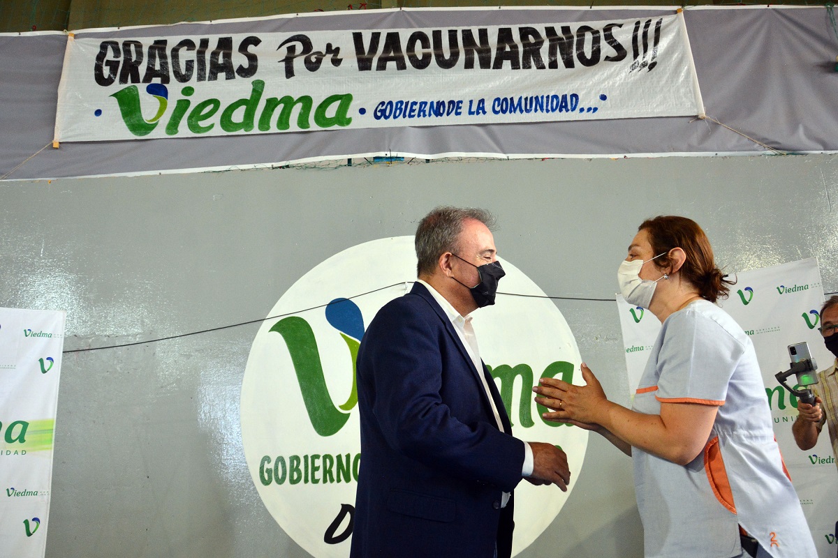 Hubo muchas emociones de las personas que desde el inicio se involucraron con la estrategia de vacunación diseñada por el Hospital Zatti. 
Foto: Marcelo Ochoa