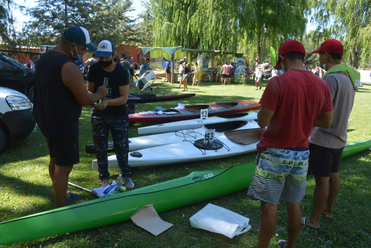 Los preparartivos se intensifican en la Isla Jordán, punto de partida de la edición 46 de la Regata Internacional del Río Negro. (Fotos/Yamil Regules9