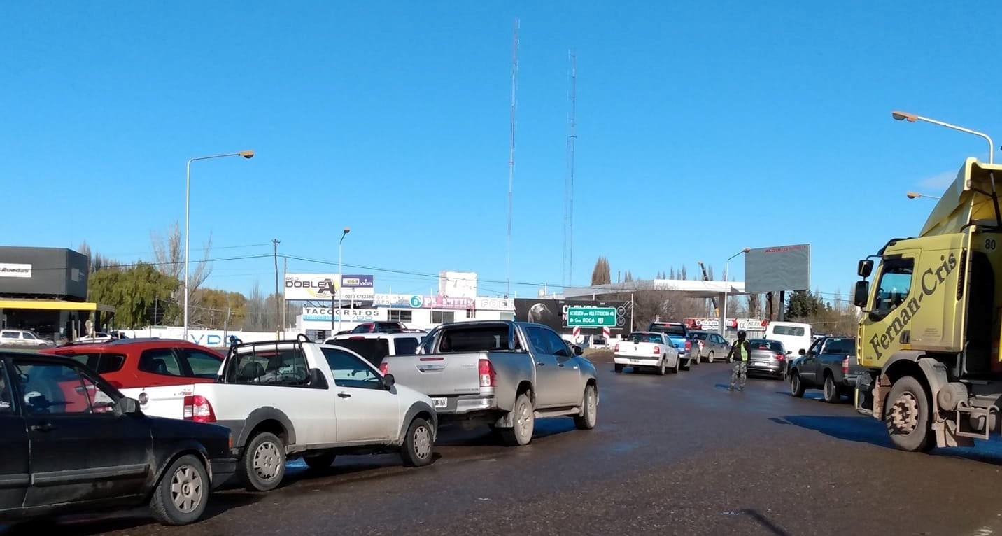 La interrupción es sobre el expeaje, en sentido hacia Neuquén. 