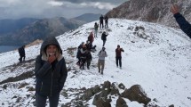 Imagen de Una ligera nevada pintó de blanco el cerro Catedral en la cumbre