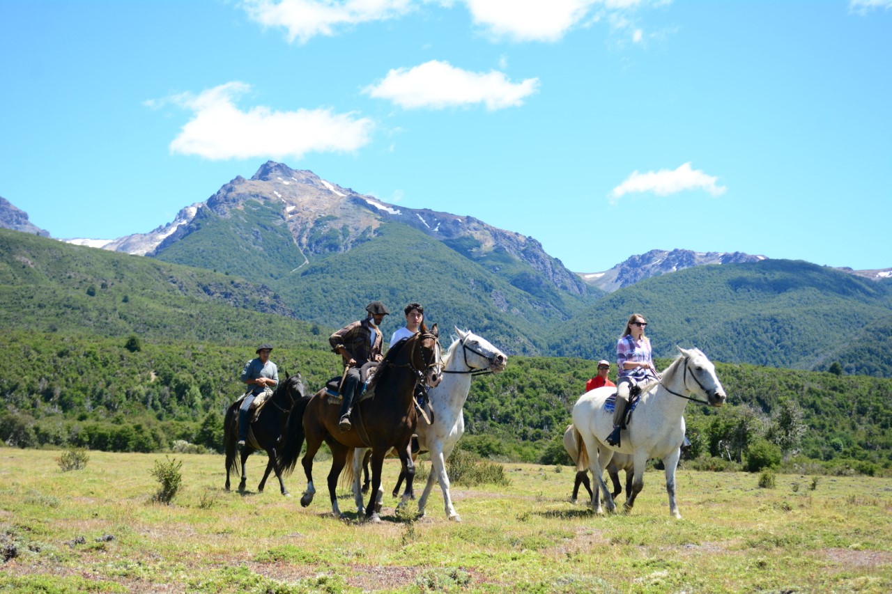 Desde el año pasado el cerro Perito Moreno de El Bolsón propone un destacado abanico de actividades para disfrutar durante el verano. Fotos gentileza: Cerro Perito Moreno.