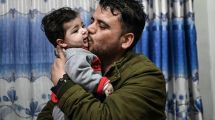 Imagen de Un bebé, desaparecido en el caos del aeropuerto de Kabul, reencuentra a su familia