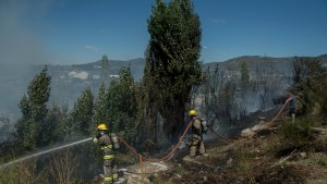 Mientras los brigadistas combaten el fuego en Epuyén, prenden focos en El Bolsón y Las Golondrinas