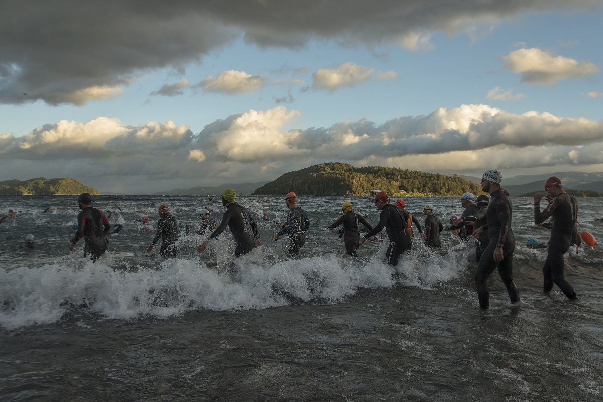 El viento obligó a cambiar el circuito de natación en el triatlón del Escape de la Isla Huemul, en Bariloche. Foto: Marcelo Martinez