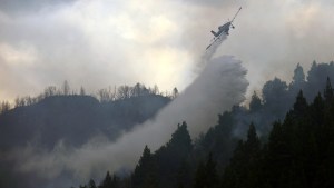 Por el calor y el viento, se reavivó el incendio al sur de Bariloche, en el Cañadón de la Mosca