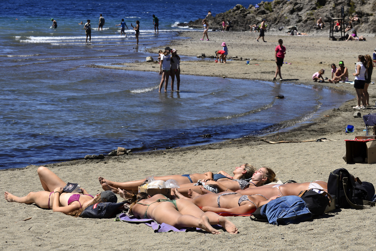 La playa de Bahía Serena se convirtió en uno de los puntos elegidos por turistas y residentes para disfrutar de una jornada soleada. (Foto Alfredo Leiva)