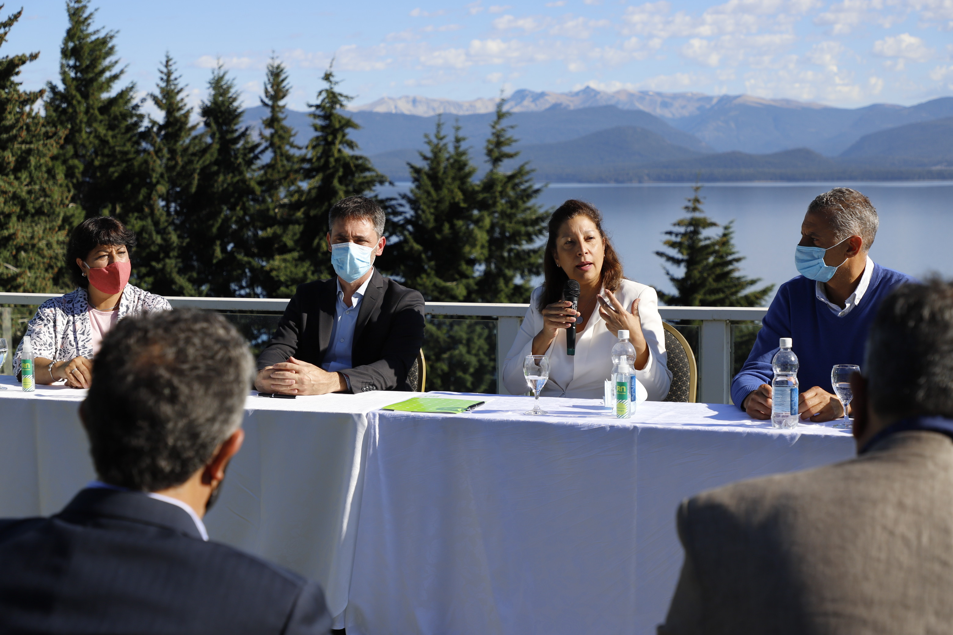 La gobernadora Arabela Carreras recibió en Bariloche al secretario general del Consejo Federal de Inversiones, Ignacio Lamothe. Gentileza