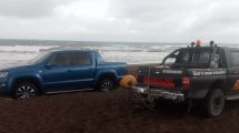 Imagen de Rescató 500 vehículos en la playa y aconseja: “No se metan tan cerca de la orilla”