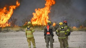 Incendio en Puerto Madryn: dura lucha de los bomberos para intentar controlar las llamas