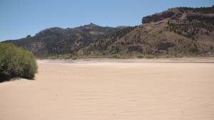 La triste postal de la confluencia de los ríos Traful y Limay