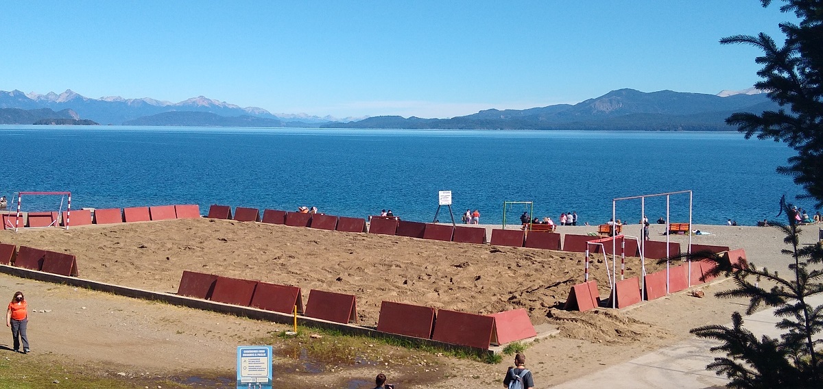 La cancha de beach handbol está emplazada en la playa público, junto al lago Nahuel Huapi, en el Centro. 