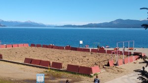 Deportes sobre arena, un atractivo extra en el verano de Bariloche