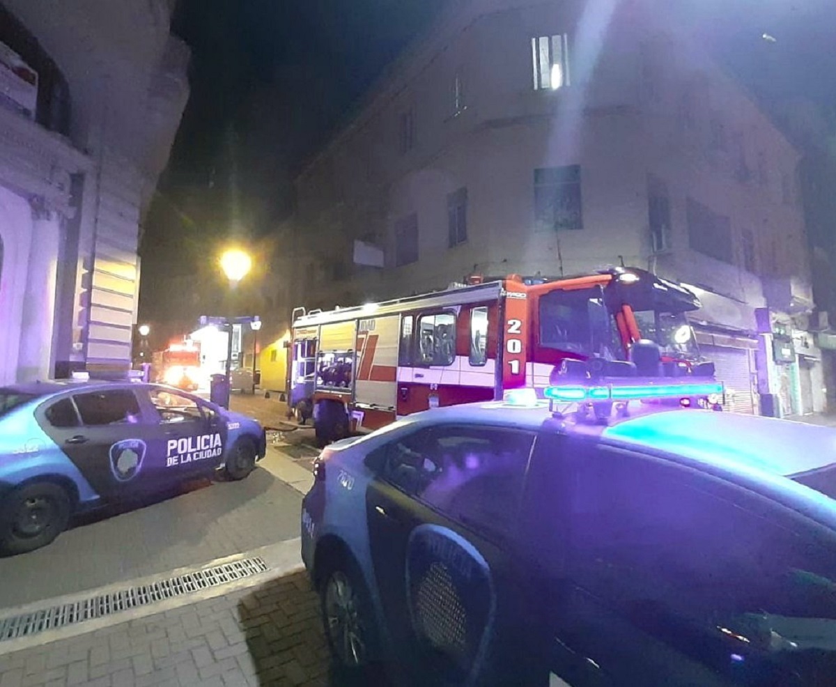 Una mujer murió y varias personas fueron rescatadas por un incendio en un hotel del centro porteño. 