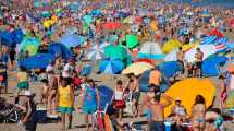 Imagen de Las Grutas repleta: Miles de personas disfrutan del inicio del 2022 en las playas