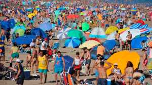 Las Grutas repleta: Miles de personas disfrutan del inicio del 2022 en las playas