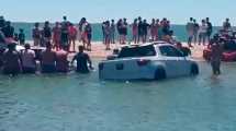 Imagen de El mar cubrió varios vehículos en Las Grutas y el Puerto San Antonio Este