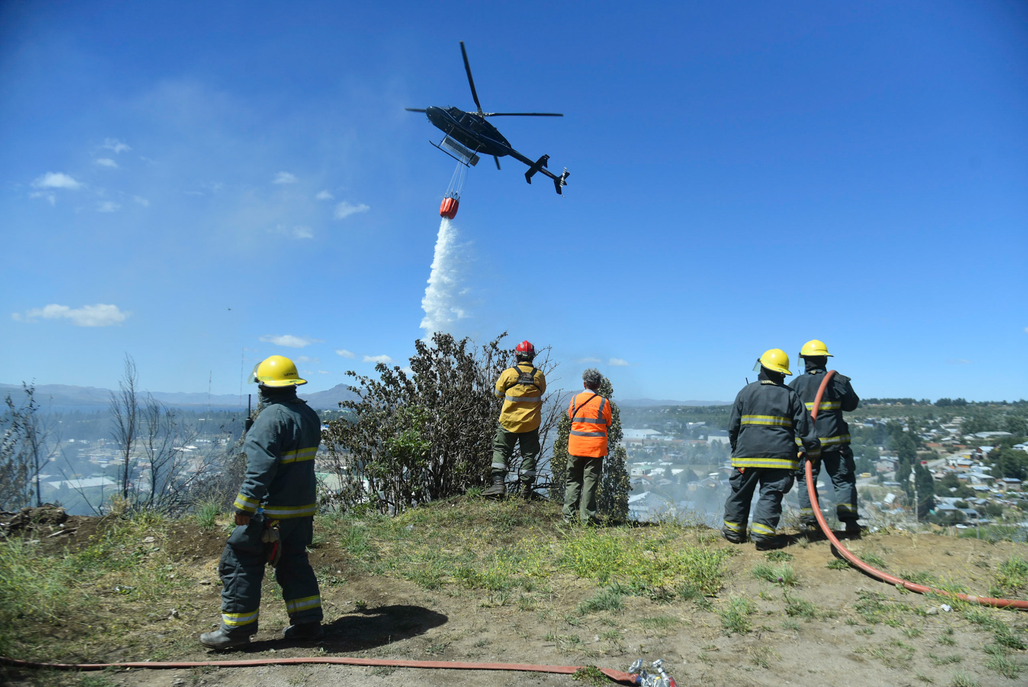 La voracidad del incendio obligó a sumar al helicóptero para contener el avance de las llamas en la zona de la Barda del Ñireco, en Bariloche. (foto Marcelo Martínez)