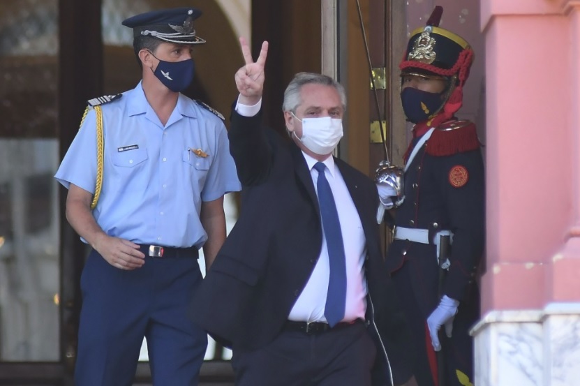 El presidente al salir de la Casa Rosada ayer por tarde. 