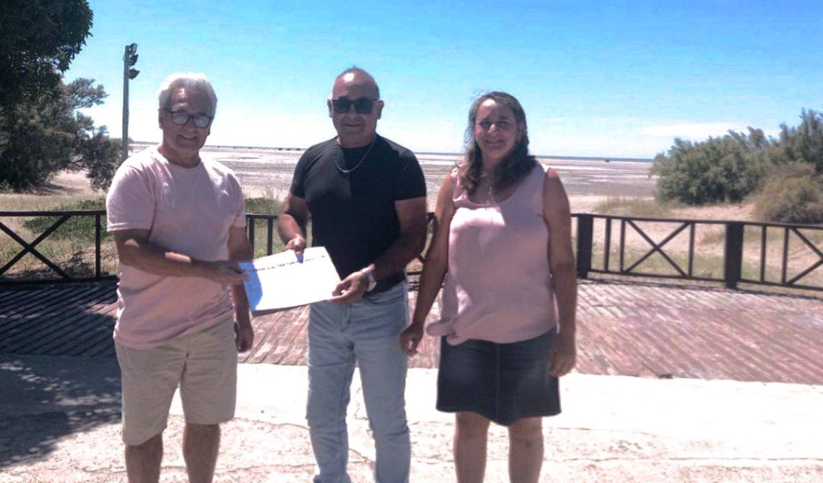 El subsecretario de Turismo viedmense, Sergio Rodríguez, y la subsecretaria de El Cóndor y Costa Atlántica, Verónica Barrera; entregaron el premio al primer turista en este 2022.