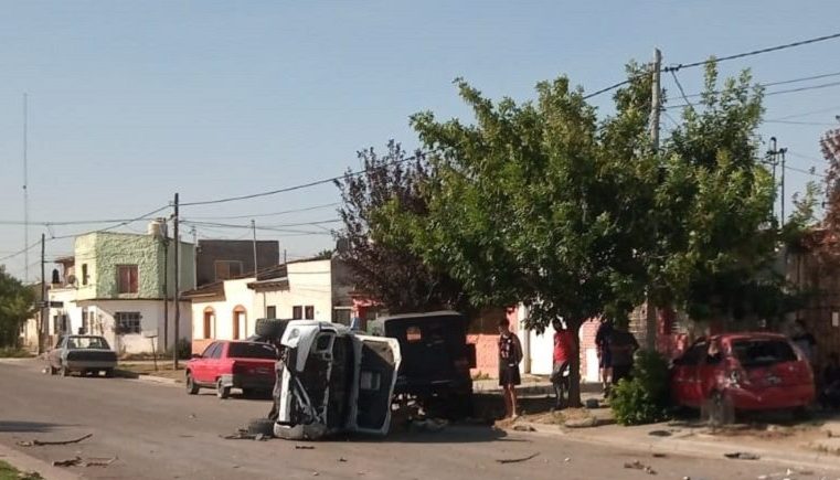 Hubo dos personas heridas: una mujer que conducía el Fiat Punto y un hombre que se encontraba en el interior del Chevrolet Corsa que estaba estacionado. 