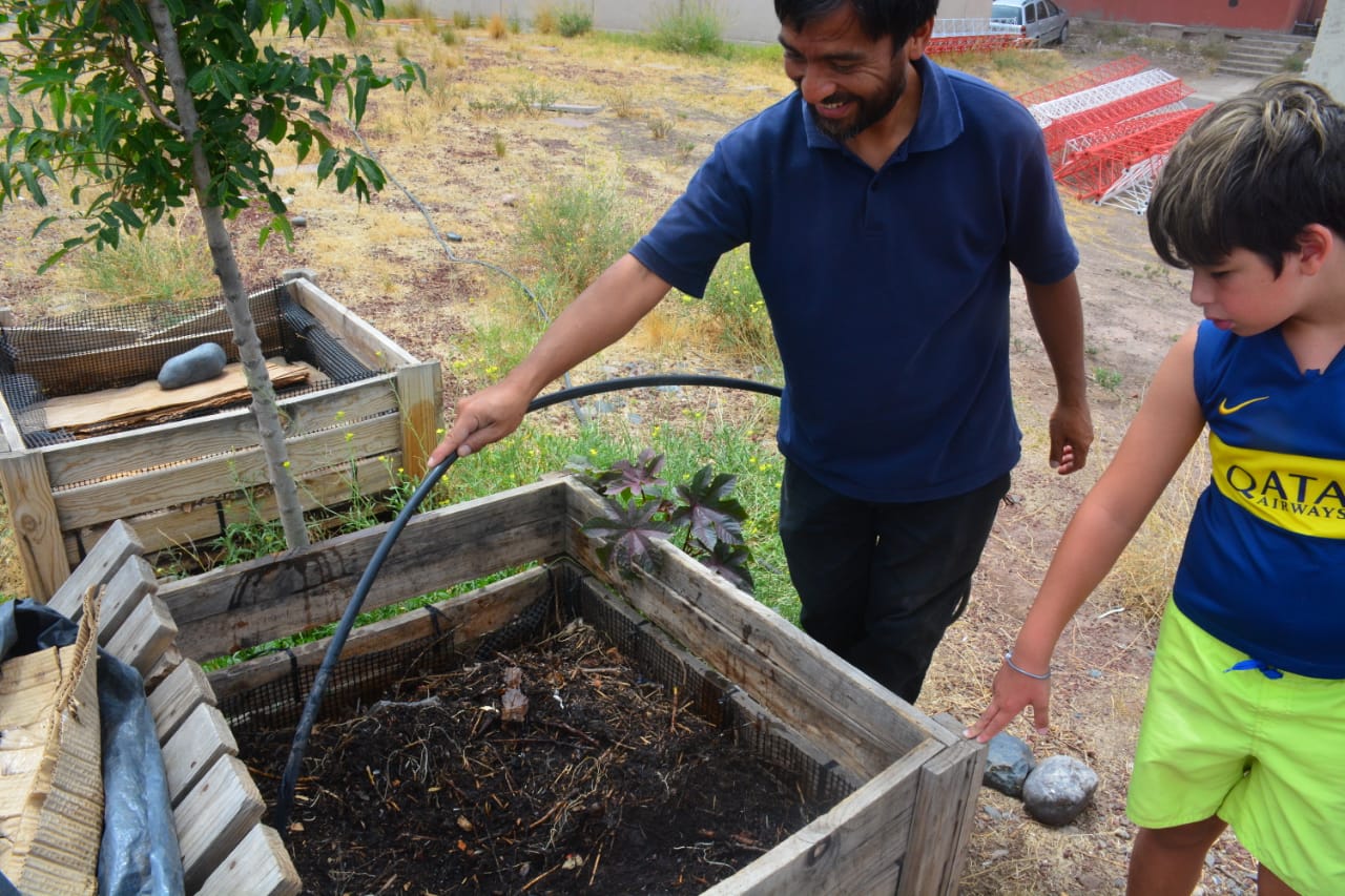 El CAM tiene un sector para compostar y enseñar como se hace el proceso. (Foto: Yamil Regules)