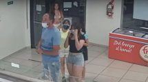 Imagen de Insólito: se sacó el vestido y lo usó como barbijo para entrar a una heladería