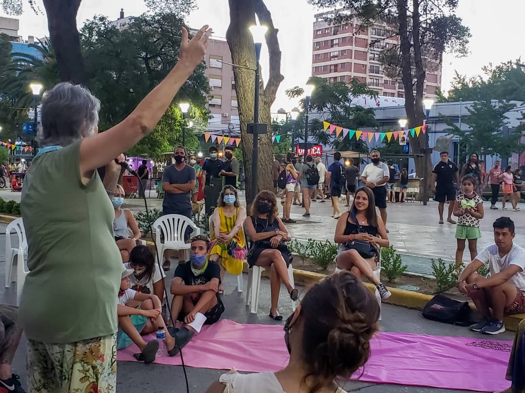 Artistas callejeros, músicas neuquinas, teatristas y mimos en la peatonal 2022 de los sábados. Foto: gentileza.