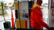 Imagen de Combustibles: el gasoil en Neuquén aumentó hasta un 126% y las naftas otro 85% en el año 