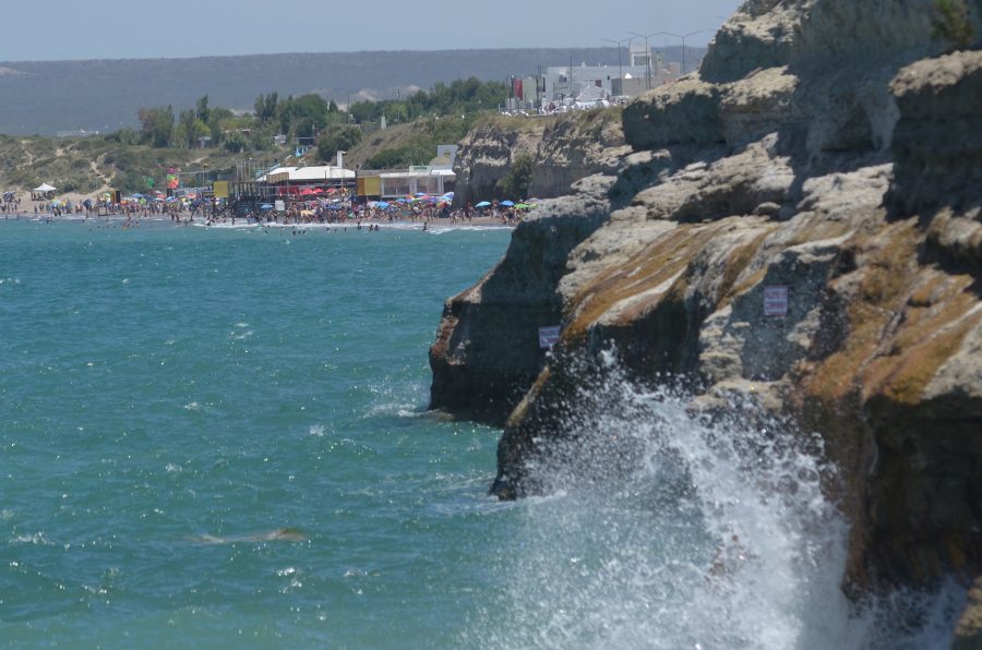 A pesar de ser fin de mes, la costa rionegrina tiene mucha demanda turística. Foto: Martín Brunella.-