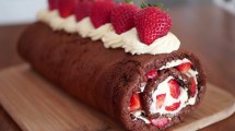 Imagen de Pionono de chocolate con frutillas